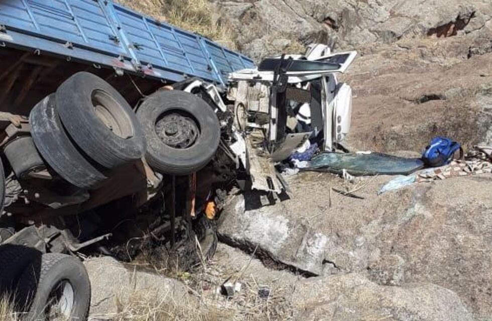 Un camión perdió el control en el camino de Altas Cumbres