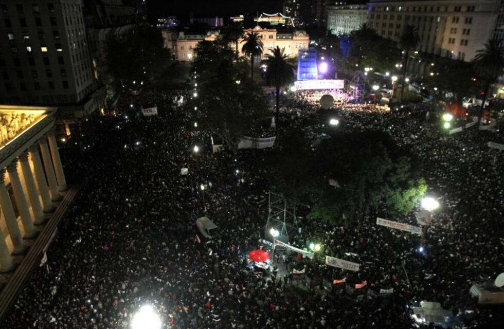 Multitudinaria marcha a Plaza de Mayo contra el beneficio del 2x1 para los represores
