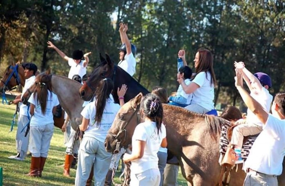 La equinoterapia lo ayudó a volver a caminar