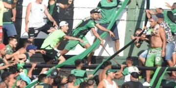 Así quedó uno de los hinchas de Chicago después de los incidentes en la tribuna (Foto: captura video)