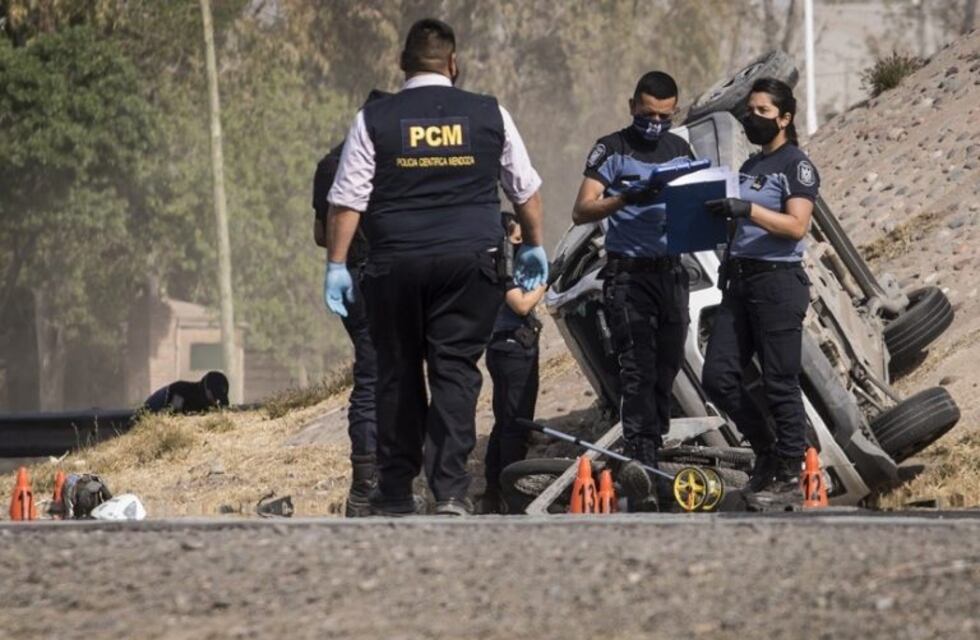 Intensa búsqueda del conductor que provocó el accidente fatal en el Acceso Este