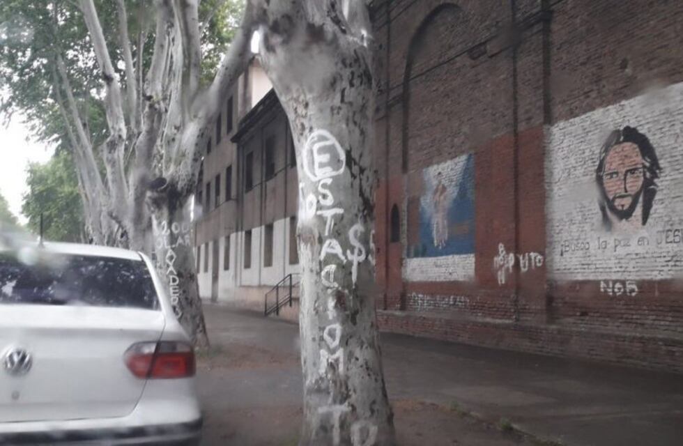 Cuidacoches de Echesortu pintaron árboles con sus tarifas para estacionar
