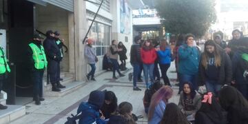 Los estudiantes fueron al Concejo en reclamo por el TEG\u002E