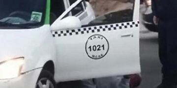 El conductor en estado de ebriedad se cayó abajo de su propio coche\u002E