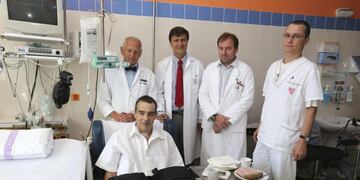 hombre extraccion extirpacion corazon\r\n\r\nINT08\u002E PRAGA, 29/08/2012\u002E- Foto cedida por el Instituto de Medicina Clínica y Experimental de Praga (IKEM) del bombero checo Jakub Halik (c), quien vive desde hace cinco meses sin corazón, que le fue extirpado debido a un tumor maligno, y conectado a dos bombas sin válvulas cardíacas\u002E Detrás de Halik posan el cardiólogo Jan Pirk (i) y el director del IKEM, Aleö Herman, así como otro personal médico\u002E Halik pasó hoy, miércoles, 29 de agosto de 2012, oficialmente a la lista de espera para un trasplante de corazón que le permita volver a tener una vida normal\u002E EFE/IKEM *SOLO USO EDITORIAL/NO VENTAS* \r\n republica checa praga Jakub Halik hombre que esta viviendo con corazon mecanico