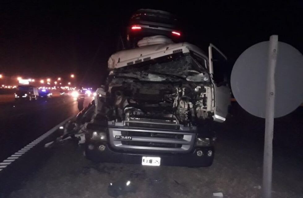 Circular con precaución en la autopista Rosario-Buenos Aires por una colisión de camiones