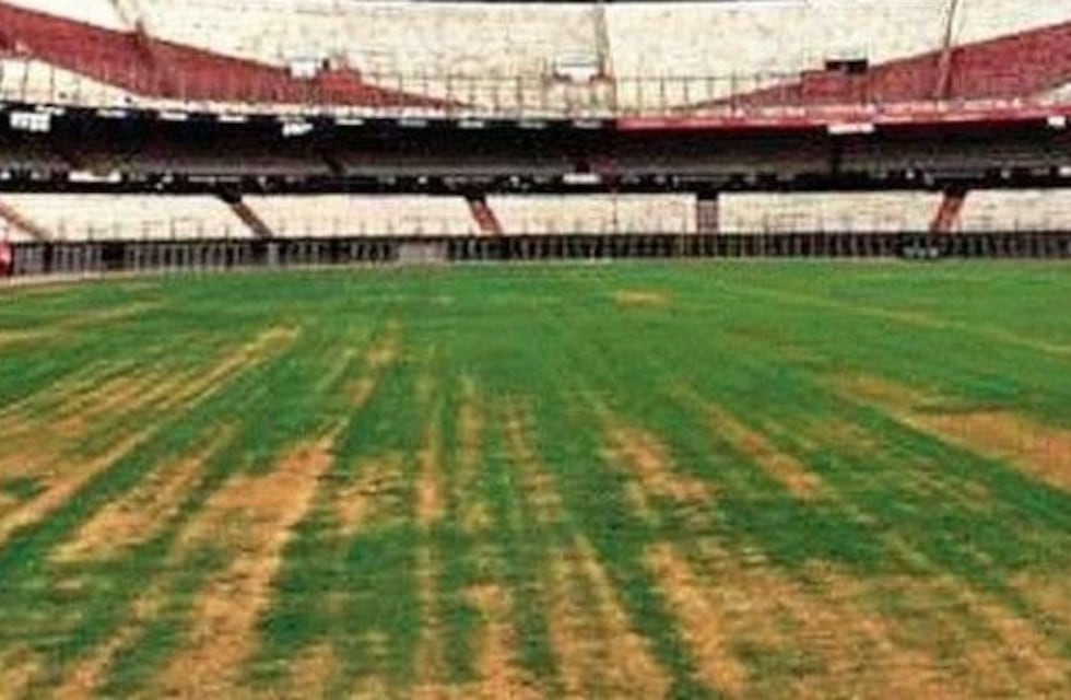 El increíble error por el que el césped del Monumental luce quemado