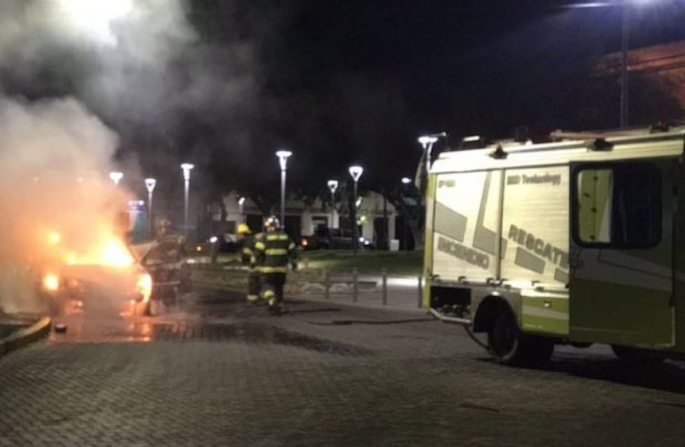 Espectacular incendio en Godoy Cruz: una camioneta ardió en llamas