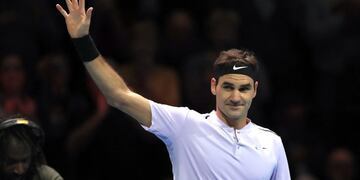 El suizo Roger Federer festeja el triunfo ante el croata Marin Cilic el en el Masters de tenis de Londres\u002E (DPA)