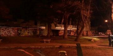 Hallan el cuerpo de un hombre prendido fuego en la Plaza Güemes (Foto: 0223\u002Ecom)