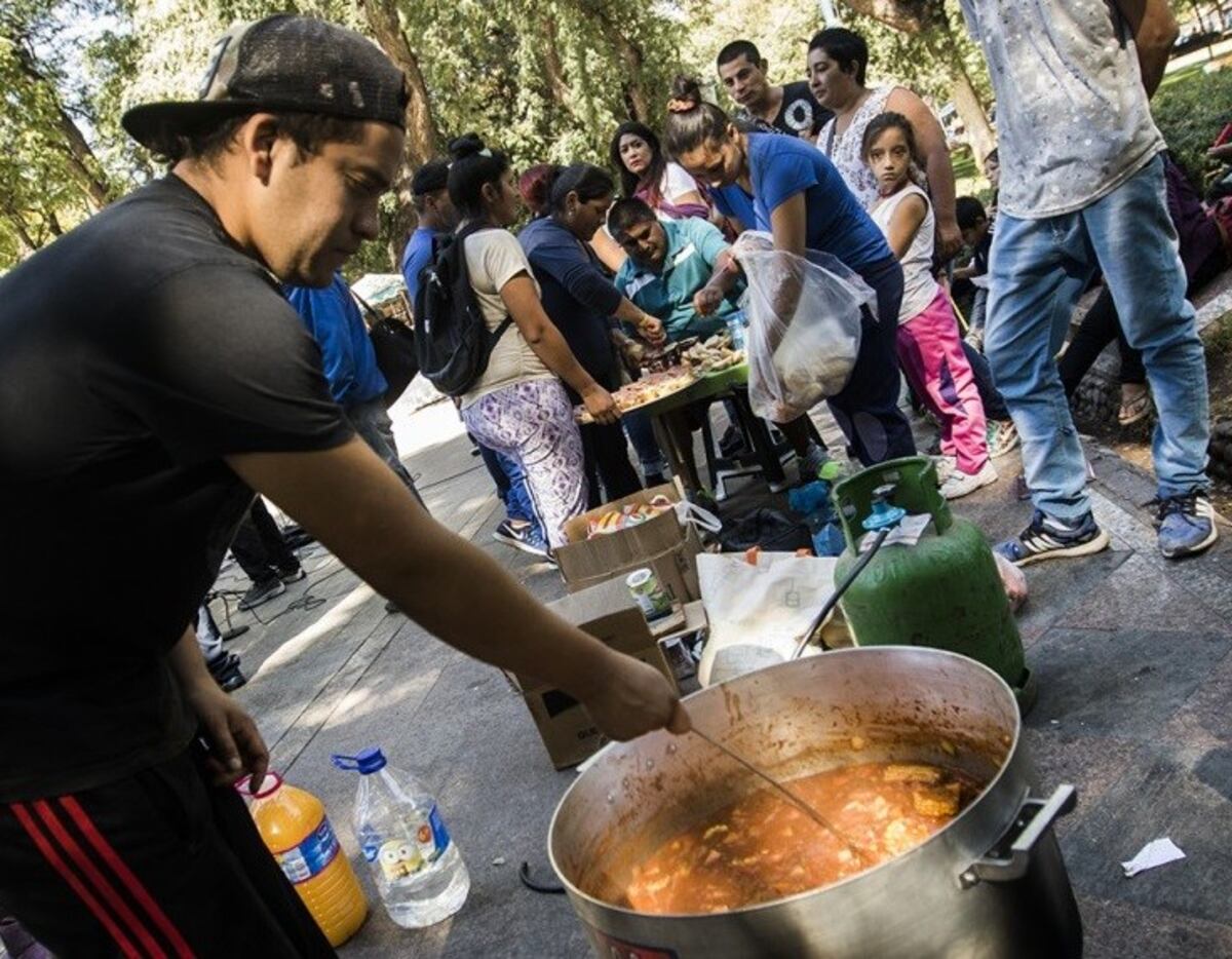 Ciudacoches de la ciudad se acercaron a la plaza Independencia para obtener un plato de comida\u002E