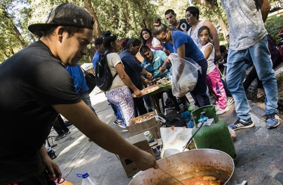 Cuidacoches, entre una olla popular y medida cautelar ante la Justicia