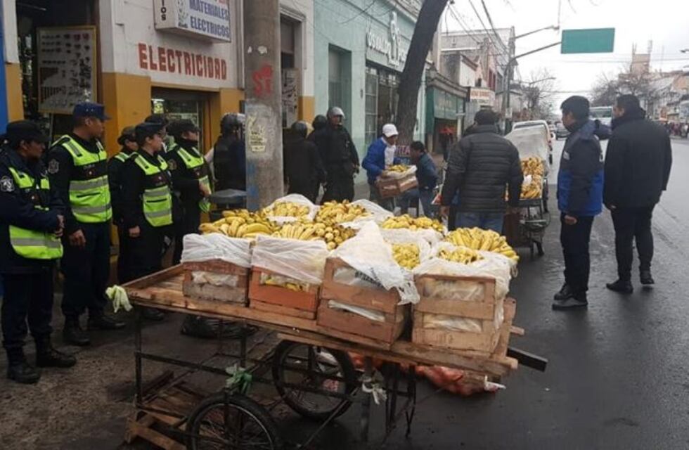 Desalojaron a vendedores ambulantes de las calles del microcentro salteño