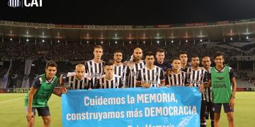 En su partido anterior, Talleres posó con la bandera conmemorativa\u002E