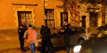 La Policía notificó a los naranjitas en distintos sectores de la ciudad donde trabajan, como en Güemes, en la zona del Paseo de las Artes\u002E