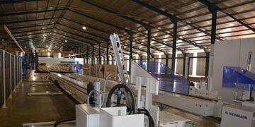 Maquinaria de última generación, importada de Alemania, en la fábrica de casas de madera de APICOFOM, montada en el Parque Industrial de Posadas\u002E (MisionesOnline)