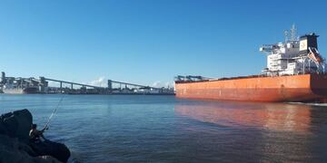 Ingreso de barco a Puerto Quequén