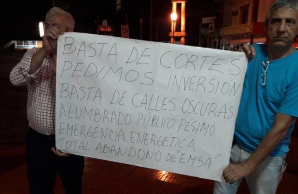 Ni la lluvia los paró: vecinos de Iguazú volvieron a protestar por los cortes de luz
