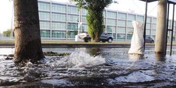 Rotura de un caño de agua (La Arena)