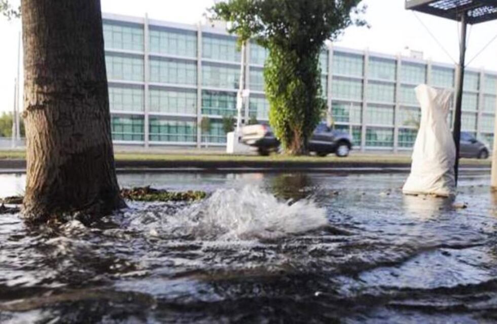Se rompió un caño de agua en la Avenida Perón y cortaron el suministro en un sector de Santa Rosa