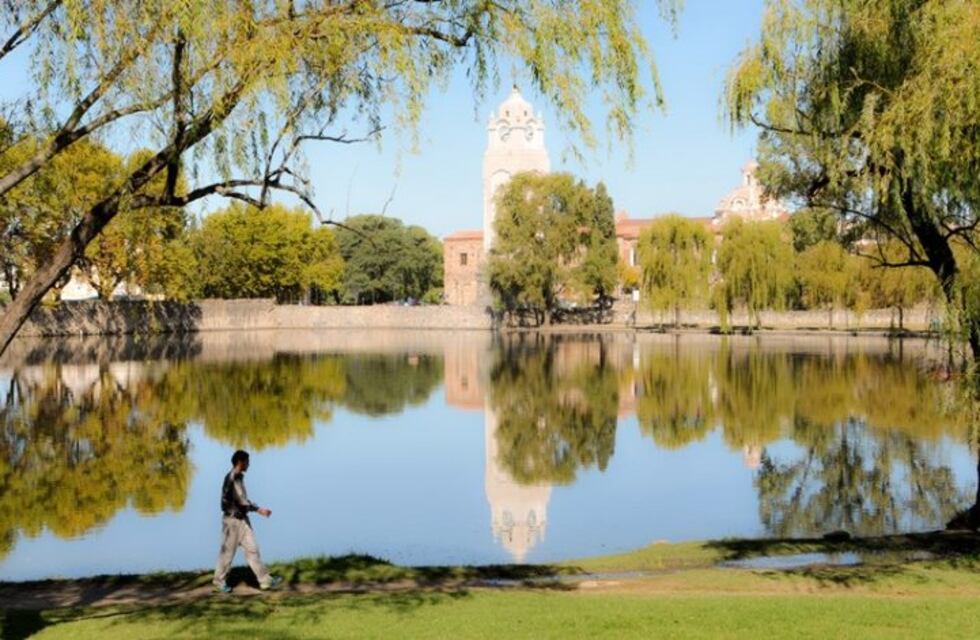 Video: mujeres se "matan" a la salida de un boliche, pese a la Policía