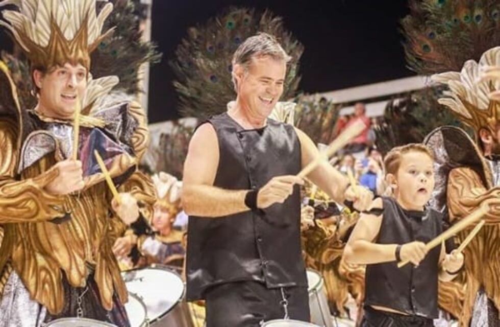 El intendente de Gualeguaychú dirige la batucada de la Comparsa Papelitos