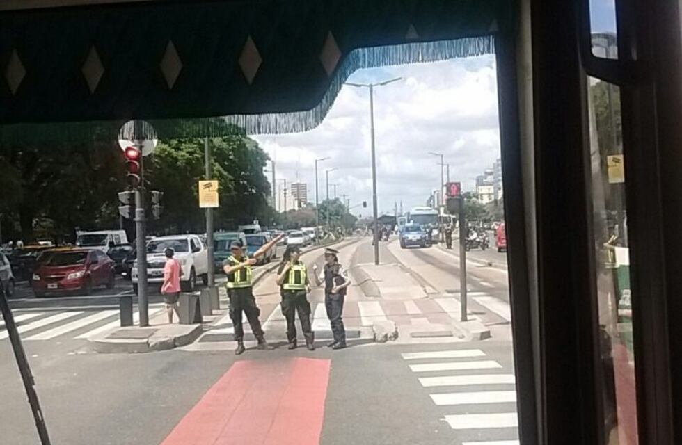 Se liberó el Metrobus de 9 de Julio tras el corte por un camión de traslado de presos con desperfectos técnicos