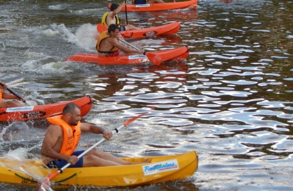 52 parejas en la carrera de kayak de los enamorados en Cura Brochero