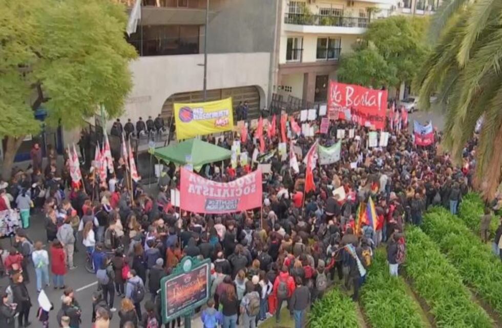 Centenares de personas reclamaron proteger el Amazonas frente a la embajada de Brasil