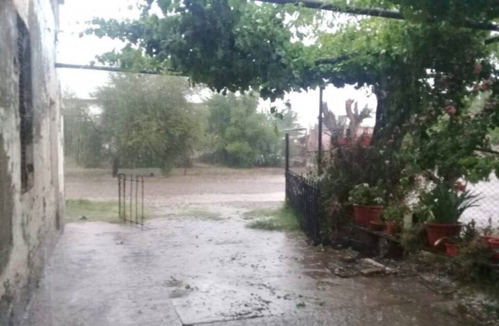 Un diluvio acompañado de granizo afectó Monte Comán
