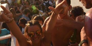 Reñaca: hay sectores copados casi completamente por chicos entre 15 y 25 años en su mayoría de Mendoza, pero también de Córdoba y Buenos Aires\u002E