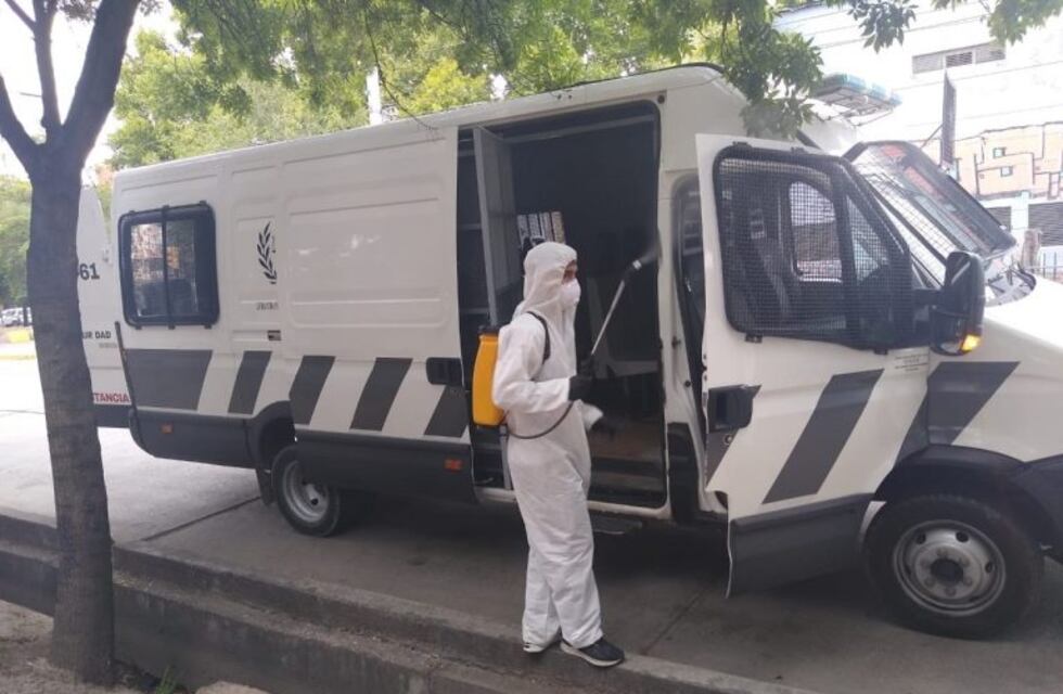 Desinfectan diariamente los móviles que trasladan a presos