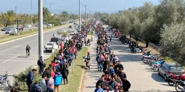 La fila larguísima en la avenida Perón\u002E Foto: Sky Drone\u002E
