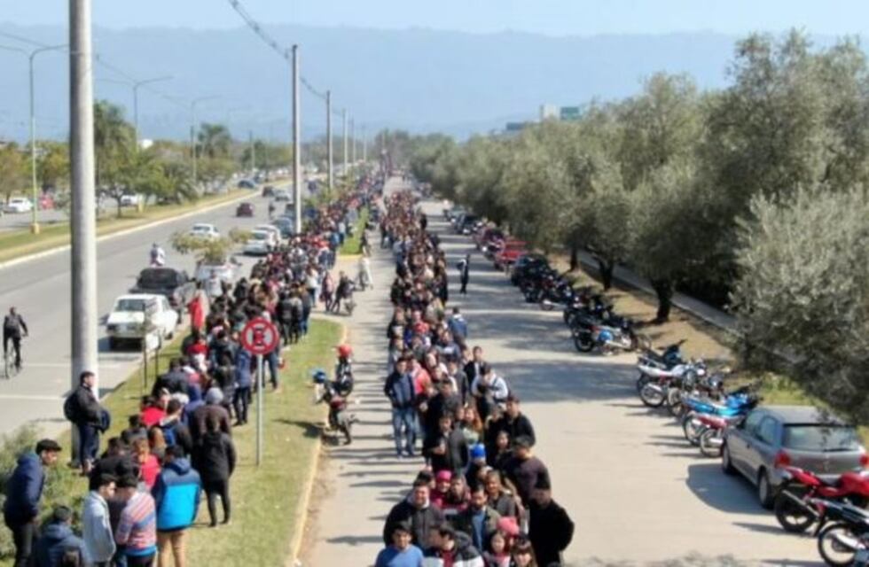 Dos kilómetros de cola para encontrar trabajo en Tucumán