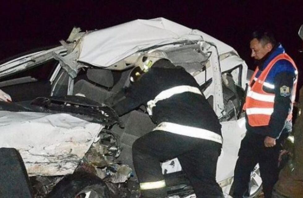 Una mujer de 24 años falleció en un choque frontal con un camión