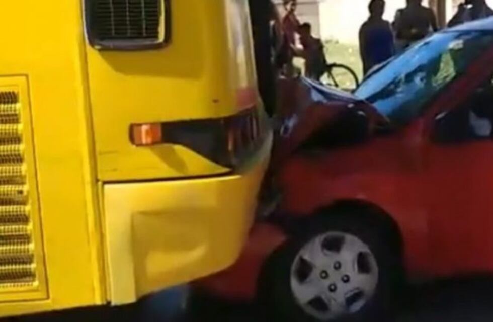 Se descompuso mientras manejaba y terminó abajo de un colectivo