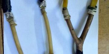 En su poder se secuestraron dos gomeras que eran usadas para atacar a los vehículos\u002E