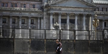 -FOTODELDIA- BAS03\u002E BUENOS AIRES (ARGENTINA), 14/11/2018\u002E- Una valla metálica rodea el Congreso de la Nación antes de que el proyecto de ley de Presupuesto para el año 2019 se debata en el Senado hoy, miércoles 14 de noviembre de 2018, en Buenos Aires (Argentina)\u002E El Senado de Argentina debate hoy el proyecto de ley de Presupuesto para el año próximo, que ya fue aprobado por la Cámara de Diputados el 24 de octubre en medio de grandes disturbios en las calles\u002E EFE/Juan Ignacio Roncoroni