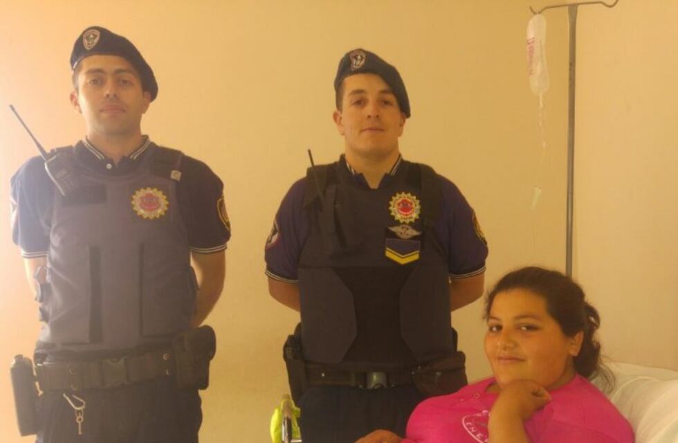 Policías asistieron a una joven que acababa de dar a luz en Cosquín