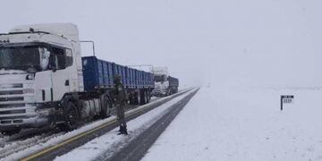 Nieve sobre ruta 40 a la altura del departamento de San Carlos, Mendoza\u002E