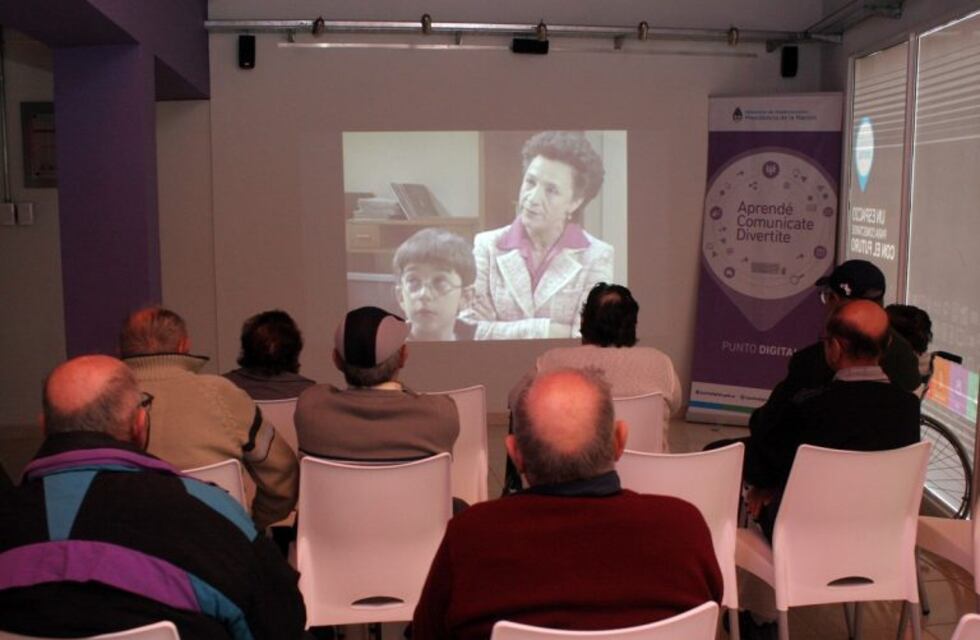 Abuelos del Hogar de Ancianos Juan XXIII presentes en el Punto Digital