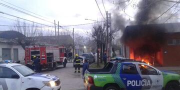 Vecinos de la localidad bonaerense de San Vicente se hartaron de los cortes de luz e incendiaron una oficina de Edesur\u002E