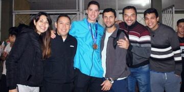 Walter Acosta integrante de la Selección de Voley Sub 19 con su gente de Aristóbulo del Valle\u002E (La Misión)