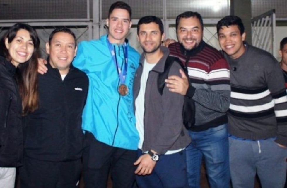 Un hijo de Cerro Azul trajo su medalla de bronce ganada en Túnez