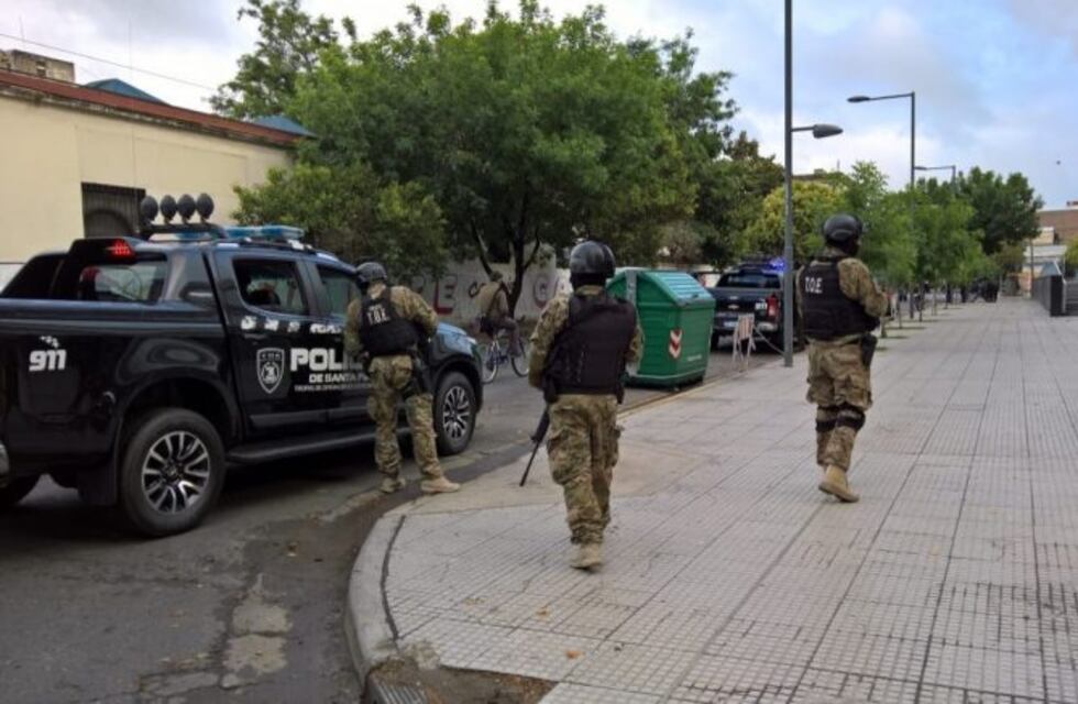 Centenares de uniformados y restricción de estacionamiento en la primera audiencia del juicio a Los Monos