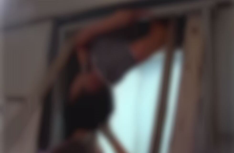 Realmente impresionante: estaba arreglando un ascensor y casi muere aplastado