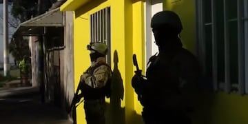 La Agencia de Investigación Criminal (AIC) y la Tropa de Operaciones Especiales fueron a una vivienda en Schmild al 3800\u002E (Canal 3)