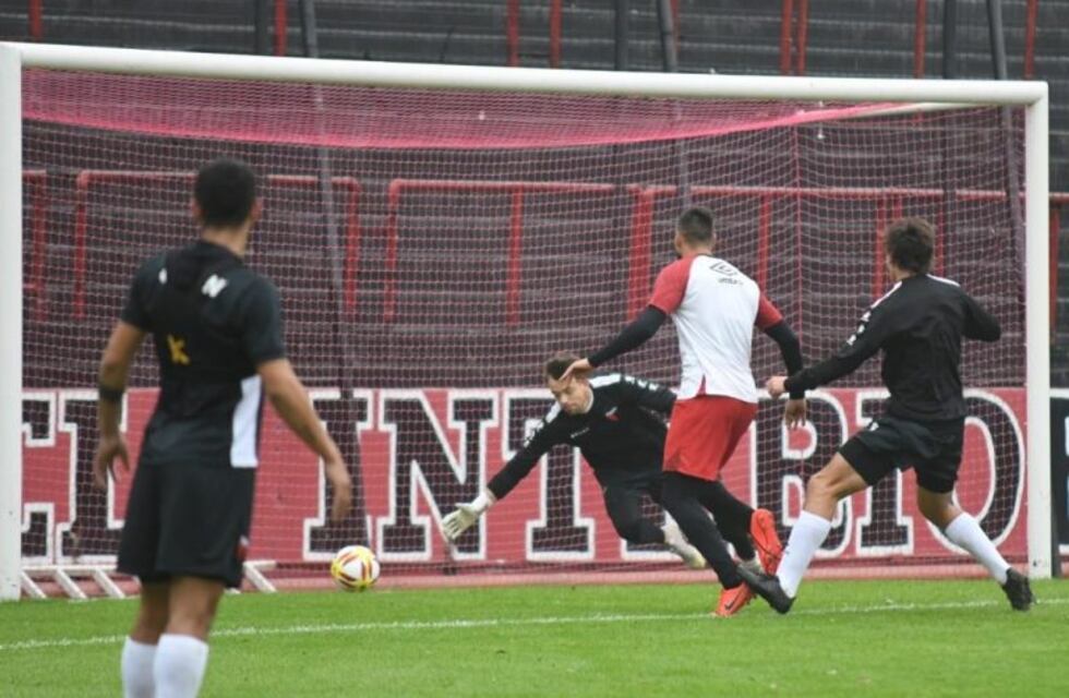 Newell's empató un amistoso con Colón y perdió otro