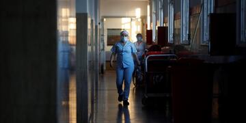 A medical worker walks on a corridor of a hospital, as the spread of the coronavirus disease (COVID-19) continues, on the outskirts of Buenos Aires, Argentina October 16, 2020\u002E Picture taken October 16, 2020\u002E REUTERS/Agustin Marcarian  TERAPIA INTENSIVA CASOS DEL DIA  ENFERMERO