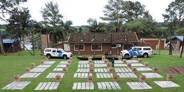 Los 15\u002E000 paquetes de cigarrillos de contrabando capturados por Prefectura en Puerto Rico sobre la orilla argentina del Río Paraná\u002E (Prefectura)